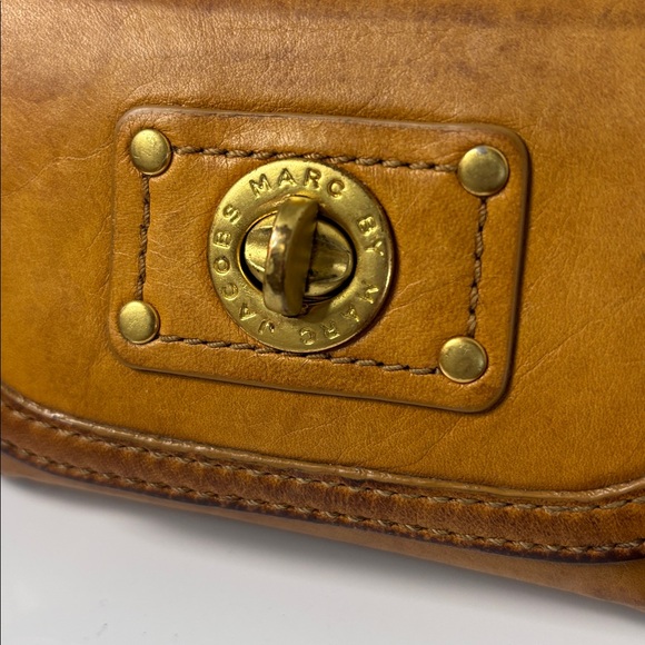 🔥 LOW START Marc Jacobs Brown Leather Turn lock Wallet with Gold Accents - Picture 6 of 12